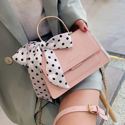 Umhängetasche für Damen ⎜ Modische Tasche mit Polka-Dots Schleife und Kettenriemen