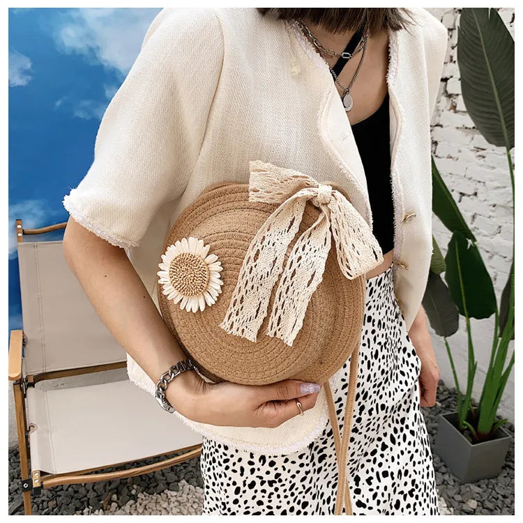 Korb Tasche für Damen ⎜ Handgefertigte Umhängetasche aus Strohdraht mit verspieltem Blumen-Design