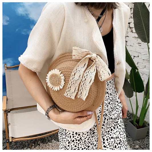 Korb Tasche für Damen ⎜ Handgefertigte Umhängetasche aus Strohdraht mit verspieltem Blumen-Design