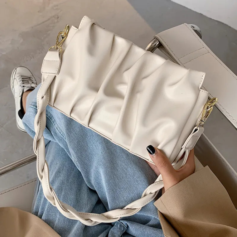 Modische Umhängetasche für Damen ⎜ Kleine Tasche mit geflochtenem Griff und stilvollem Falten-Design