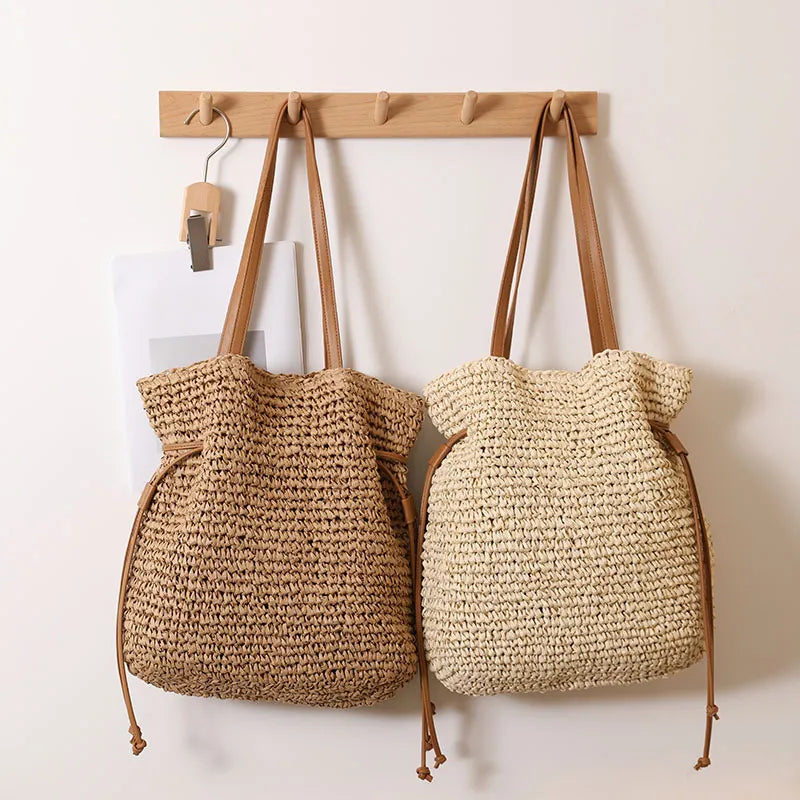 Große Kapazität Strohtasche ⎜ Modische Umhängetasche mit Kordelzug und robusten Trageriemen