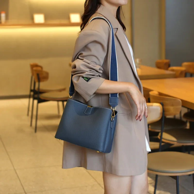 Leder-Umhängetasche für Damen ⎜ Geräumige Tasche mit verstellbarem Trageriemen und stilvollem Design