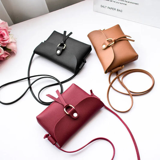 Mini Umhängetasche für Damen ⎜ Praktische Tasche mit dekorativem Anhänger und verstellbarem Riemen