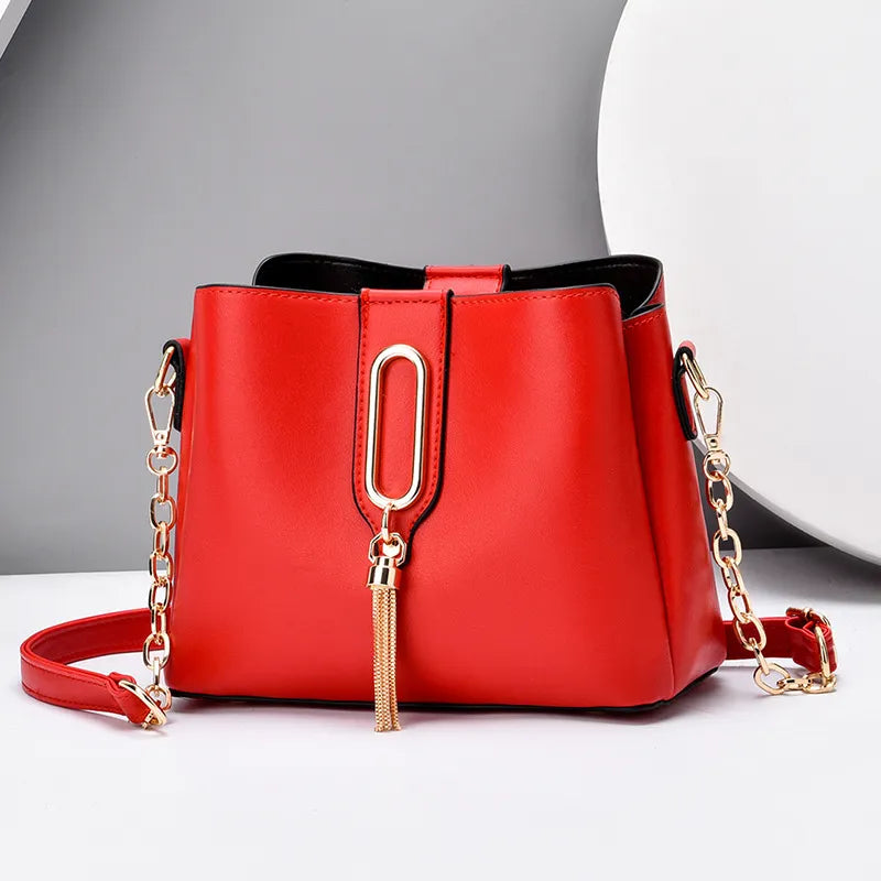 Kleine Umhängetasche für Damen ⎜ Stilvolle Schultertasche mit goldener Kette und modischem Quasten-Detail