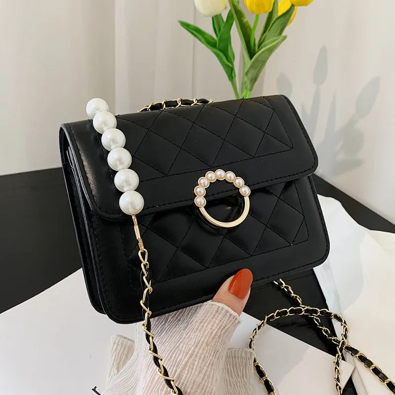 Kleine Schultertasche mit Kette ⎜ Perlenverschluss und stilvollem Kettenriemen