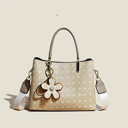 Geräumige Crossbody Tasche für Damen ⎜ Stilvolle Handtasche mit Blumenanhänger und verstellbarem Schultergurt