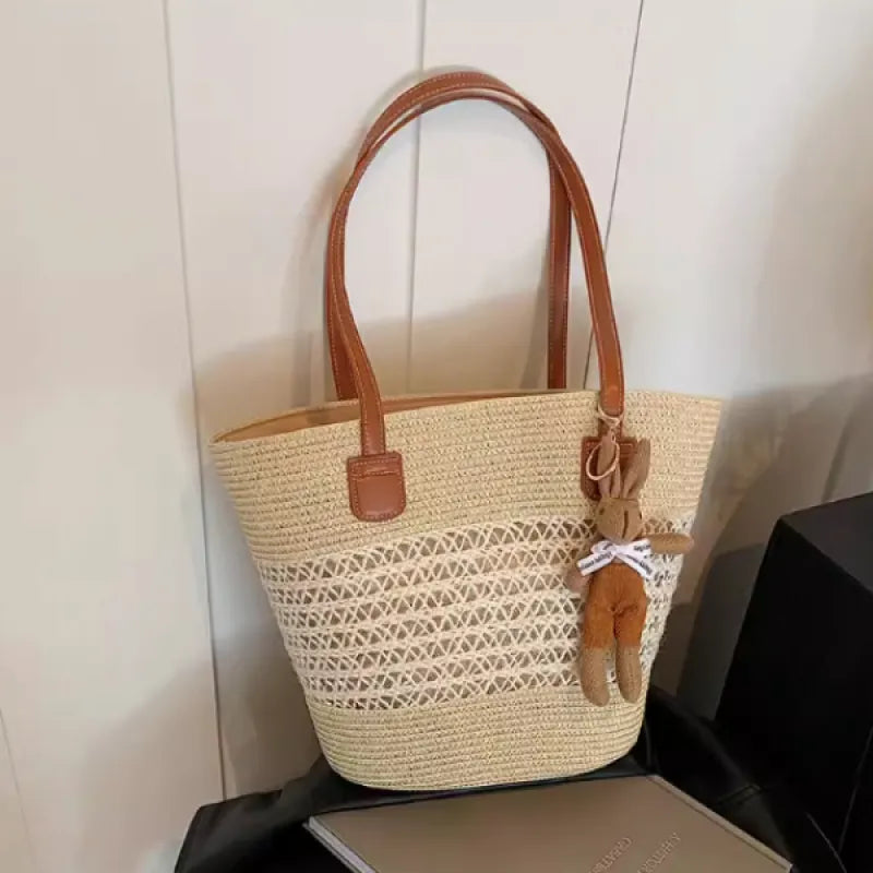 Strohtasche mit Anhänger ⎜ Stilvolle Umhängetasche für den Alltag