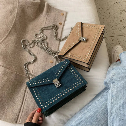 Umhängetasche für Damen ⎜ Stylische Tasche mit Nietenverzierung und Kettenriemen