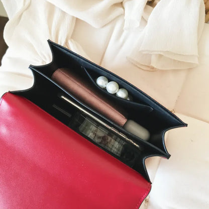 Umhängetasche für Damen ⎜ Stylische Tasche mit Nietenverzierung und Kettenriemen