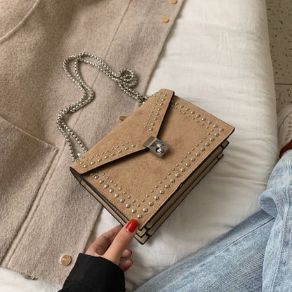 Umhängetasche für Damen ⎜ Stylische Tasche mit Nietenverzierung und Kettenriemen