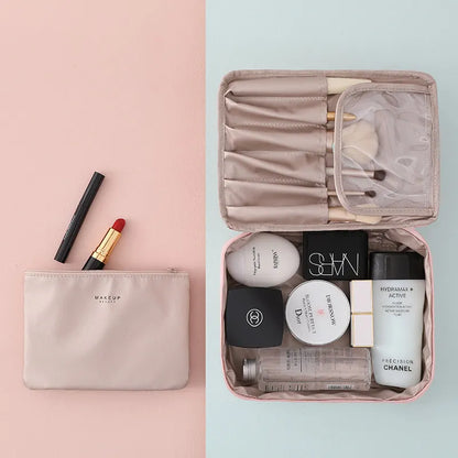 Kosmetiktasche für Damen ⎜ Reise-Organizer mit Fächern für Make-up und integrierter Pinselaufbewahrung