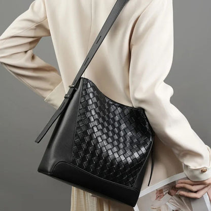 Leder Umhängetasche für Damen ⎜ Modische Schultertasche mit geflochtenem Design und verstellbarem Riemen