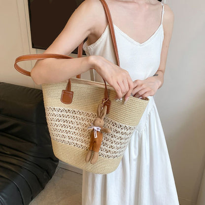 Strohtasche mit Anhänger ⎜ Stilvolle Umhängetasche für den Alltag