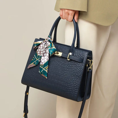 Elegante Handtasche für Damen ⎜ Großzügige Tasche mit strukturiertem Design und dekorativem Schleifenanhänger