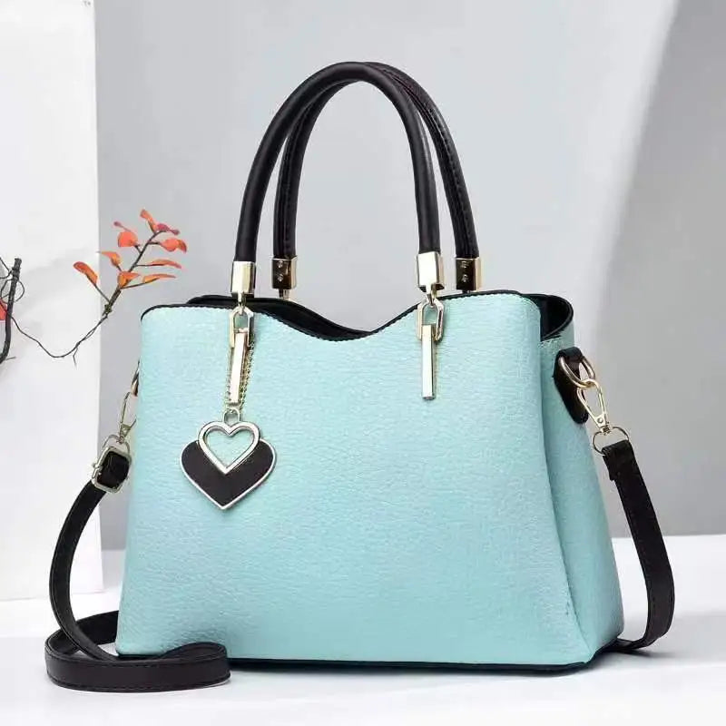 Handtasche mit Herzanhänger ⎜ Stilvolles Design und praktischer Schulterriemen