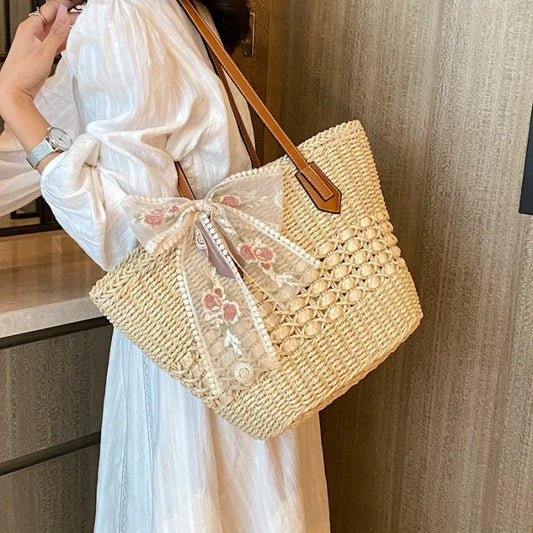 Strohtasche mit Blumenband ⎜ Sommerliches Design und viel Stauraum