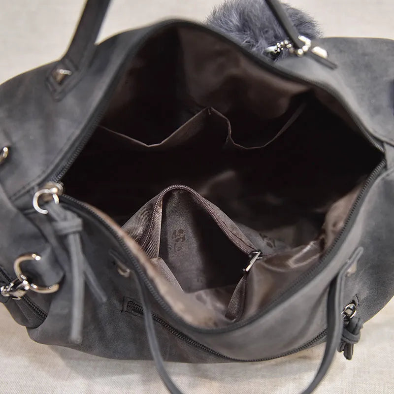 Umhängetasche für Damen ⎜ Praktische Handtasche mit Nieten-Design und dekorativem Anhänger