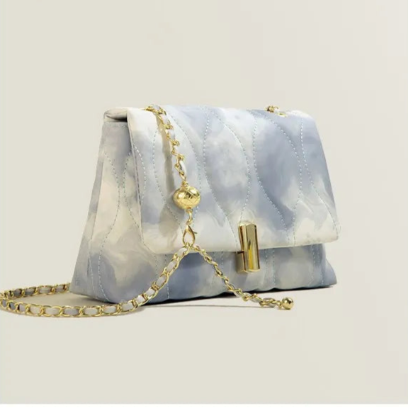 Kleine Ketten-Tasche ⎜ Elegantes Design mit strukturiertem Muster und goldenen Details