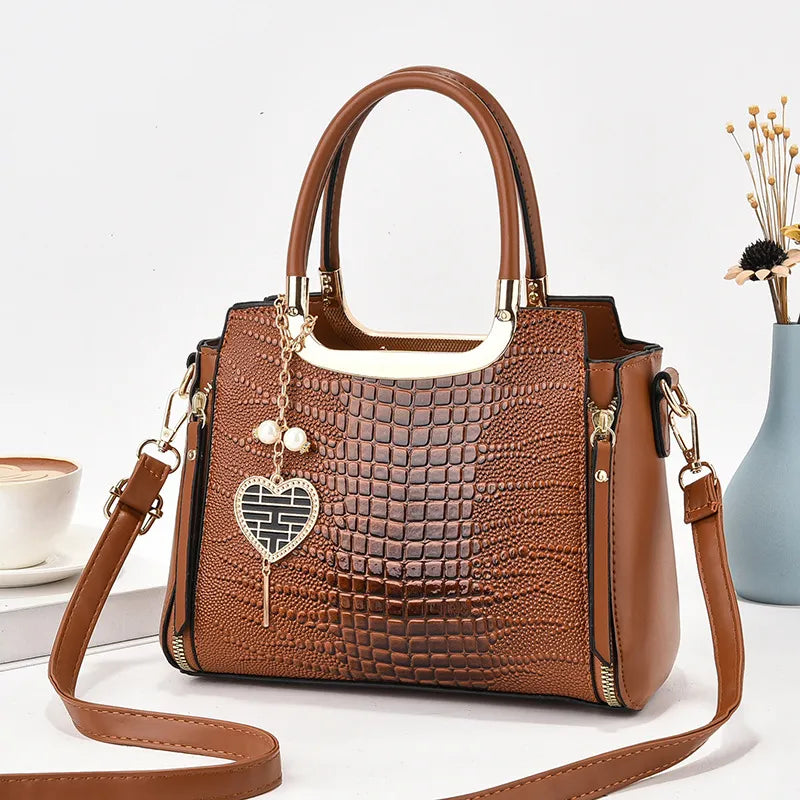 Tasche mit Herzanhänger ⎜ Elegantes Design und viel Stauraum für den Alltag