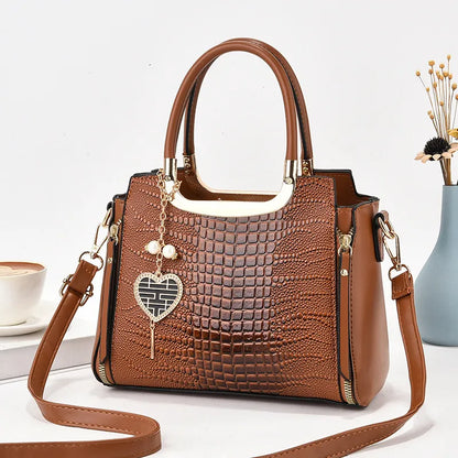 Tasche mit Herzanhänger ⎜ Elegantes Design und viel Stauraum für den Alltag