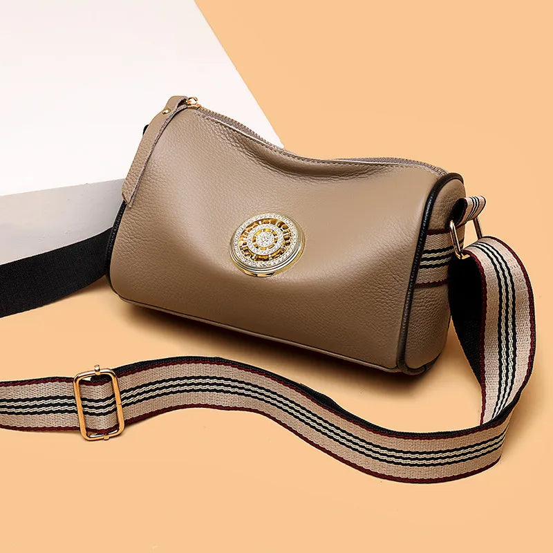 Schultertasche für Damen ⎜ Modische Umhängetasche mit breitem Trageriemen und eleganter Verzierung