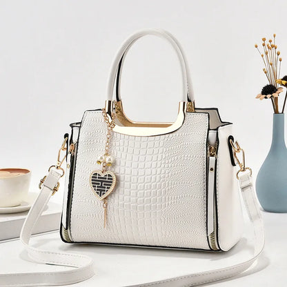 Tasche mit Herzanhänger ⎜ Elegantes Design und viel Stauraum für den Alltag