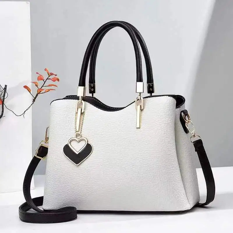 Handtasche mit Herzanhänger ⎜ Stilvolles Design und praktischer Schulterriemen