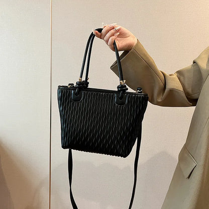 Modische Umhängetasche für Damen ⎜ Schlichte Tasche mit strukturiertem Design und verstellbarem Riemen