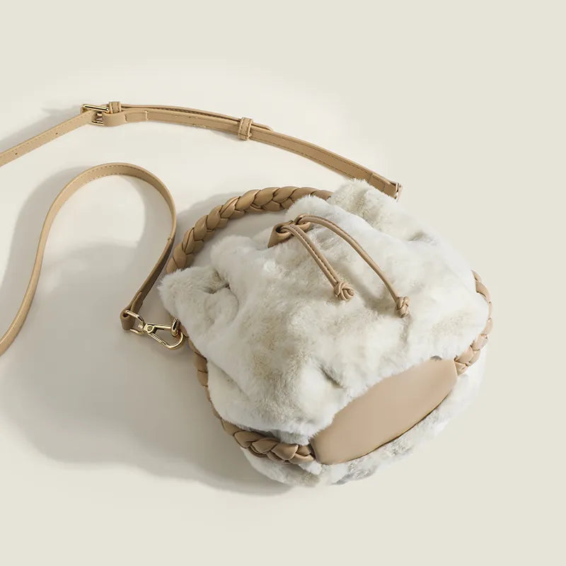 Plüsch Bucket Bag für Damen ⎜ Weiche Handtasche mit geflochtenem Henkel und verstellbarem Schulterriemen