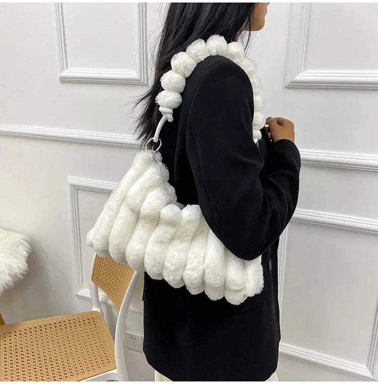 Plüsch Umhängetasche für Damen ⎜ Große Tasche mit weichem Material und stilvollem Design
