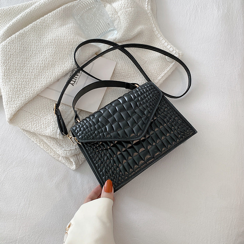 Elegante Handtasche im Krokodilleder-Design ⎜ Stilvolles Accessoire mit Perlenkette für gehobene Anlässe