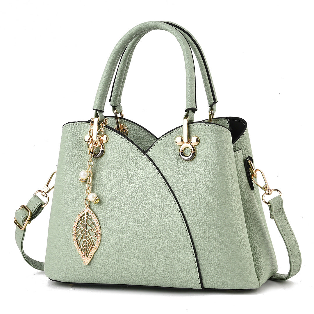 Elegante Handtasche für Damen ⎜ Stilvolle Umhängetasche mit Blattanhänger und praktischem Design