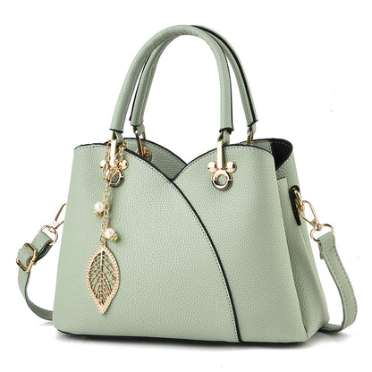 Elegante Handtasche für Damen ⎜ Stilvolle Umhängetasche mit Blattanhänger und praktischem Design