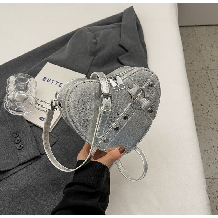 Modische Umhängetasche für Damen ⎜ Herzförmige Crossbody-Tasche im auffälligen Design mit Riemenverschluss
