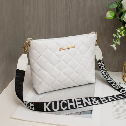 Kleine Umhängetasche für Damen ⎜ Modische Crossbody-Tasche mit gestepptem Design und auffälligem Trageriemen