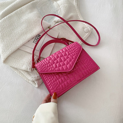 Elegante Handtasche im Krokodilleder-Design ⎜ Stilvolles Accessoire mit Perlenkette für gehobene Anlässe
