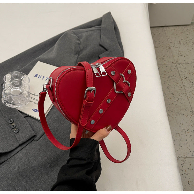 Modische Umhängetasche für Damen ⎜ Herzförmige Crossbody-Tasche im auffälligen Design mit Riemenverschluss