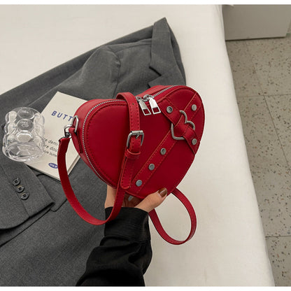 Modische Umhängetasche für Damen ⎜ Herzförmige Crossbody-Tasche im auffälligen Design mit Riemenverschluss
