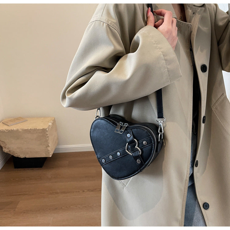 Modische Umhängetasche für Damen ⎜ Herzförmige Crossbody-Tasche im auffälligen Design mit Riemenverschluss