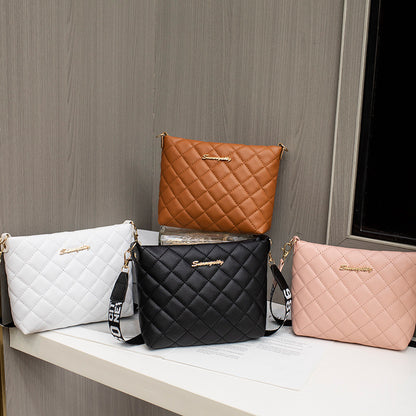Kleine Umhängetasche für Damen ⎜ Modische Crossbody-Tasche mit gestepptem Design und auffälligem Trageriemen