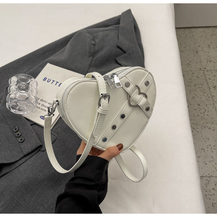 Modische Umhängetasche für Damen ⎜ Herzförmige Crossbody-Tasche im auffälligen Design mit Riemenverschluss