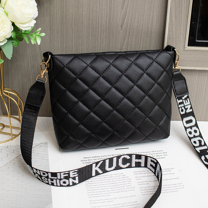 Kleine Umhängetasche für Damen ⎜ Modische Crossbody-Tasche mit gestepptem Design und auffälligem Trageriemen