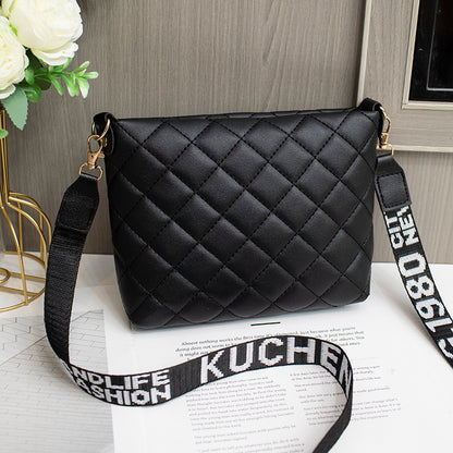 Kleine Umhängetasche für Damen ⎜ Modische Crossbody-Tasche mit gestepptem Design und auffälligem Trageriemen