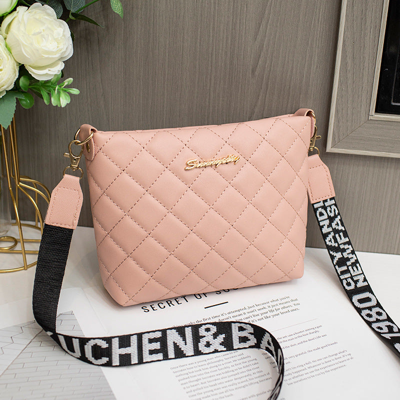 Kleine Umhängetasche für Damen ⎜ Modische Crossbody-Tasche mit gestepptem Design und auffälligem Trageriemen