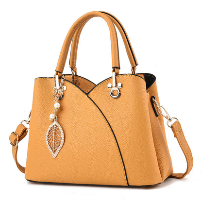 Elegante Handtasche für Damen ⎜ Stilvolle Umhängetasche mit Blattanhänger und praktischem Design