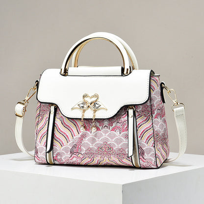 Elegante Handtasche für Damen ⎜ Modische Umhängetasche mit hochwertiger Stickerei und Herzanhänger