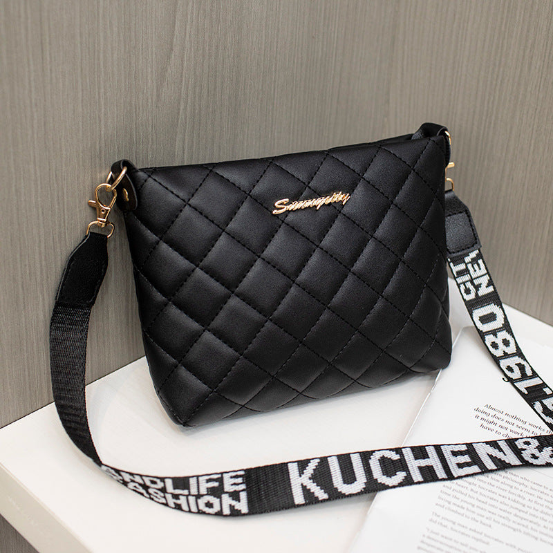Kleine Umhängetasche für Damen ⎜ Modische Crossbody-Tasche mit gestepptem Design und auffälligem Trageriemen