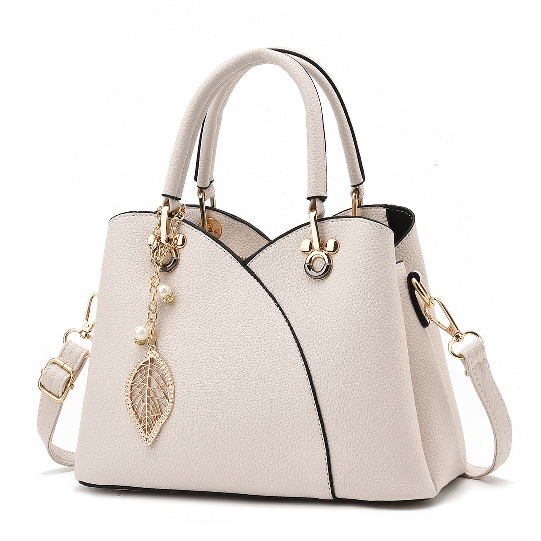 Elegante Handtasche für Damen ⎜ Stilvolle Umhängetasche mit Blattanhänger und praktischem Design