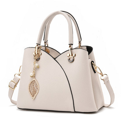 Elegante Handtasche für Damen ⎜ Stilvolle Umhängetasche mit Blattanhänger und praktischem Design