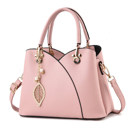 Elegante Handtasche für Damen ⎜ Stilvolle Umhängetasche mit Blattanhänger und praktischem Design